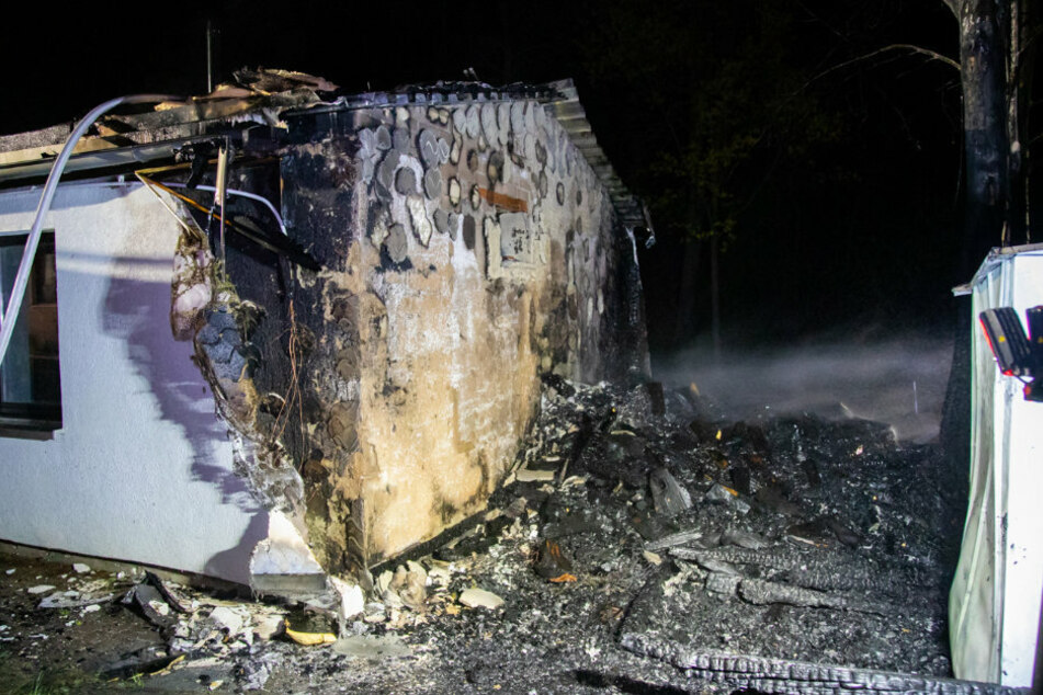 Ein Blick auf die Seite des Jugendhauses, nachdem das Feuer gelöscht wurde.