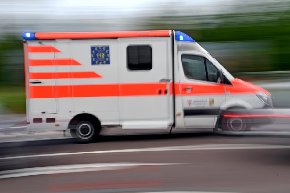 Sowohl die Radlerin als auch der Mopedfahrer stützen und verletzen sich. (Symbolfoto)