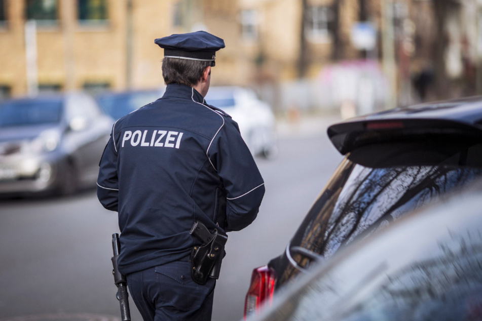 Schon wieder Überstunden - der Krankenstand bei Sachsens Polizei ist besonders hoch.
