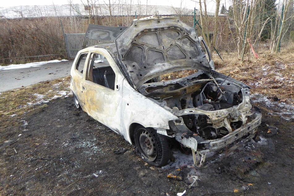 Brandstiftung im Vogtland! Auto geht in Flammen auf
