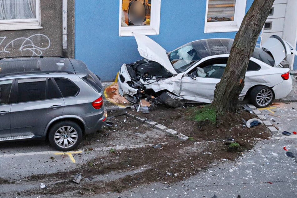 Geparkte Autos wurden von herabfallenden Fassadenteilen beschädigt. Der Schaden wird auf etwa 80.000 Euro geschätzt.