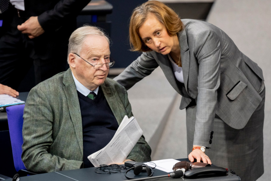 Beatrix von Storch (r) spricht mit Alexander Gauland (l). (Symbolbild)