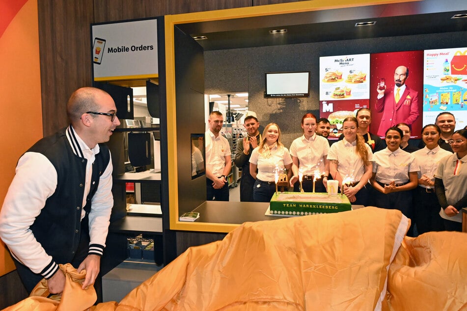 Briol hat mehr als 170 Mitarbeiterinnen und Mitarbeiter. In Markkleeberg arbeiten 40. Auch sie feierten die offizielle Eröffnung mit einem besonderen Kuchen.