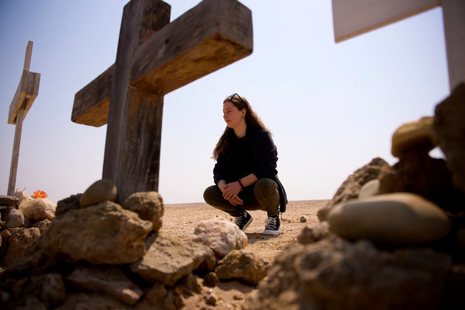Antonia hockt an der Stelle in der Wüste Namibias, an der ihre Eltern und Schwester bei einem Unfall starben.