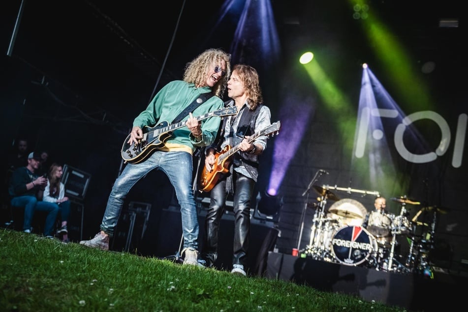 Die aktuelle Live-Besetzung von Foreigner besteht neben Frontmann Maldonado aus Jeff Pilson (Bass), Michael Bluestein (Keyboards), Bruce Watson (Gitarre, l.), Chris Frazier (Schlagzeug) unde(Gitarre/Bass, r.).
