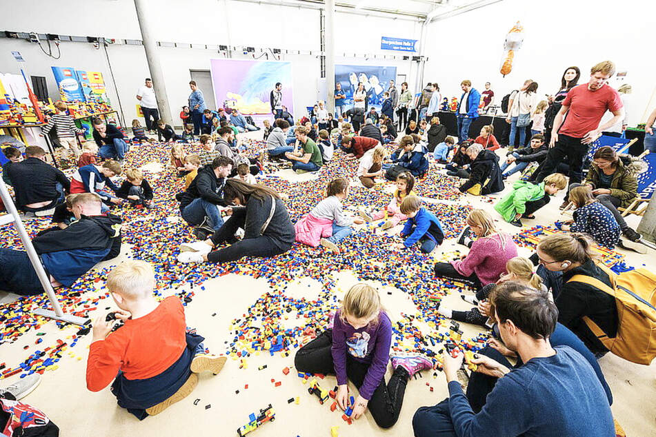 Jeder, der Lust hat, kann aus den zig tausenden LEGO-Steinen seine Fantasie zur Realität werden lassen.