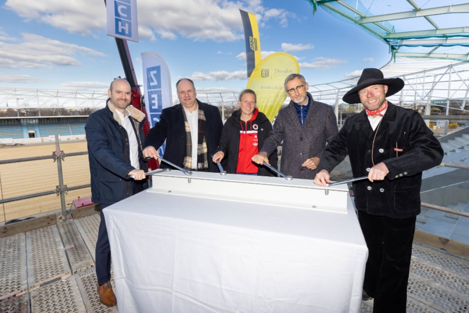 Mit einem 29er Maulschlüssel wurden die letzten Schrauben festgedreht. Von links: Johannes Koenen (Zech-Bau), OB Dirk Hilbert (OB), Vivienne Morgenstern (Hürdenläuferin), Armin Schuster (Innenminister), Lutz Albert (Polier).