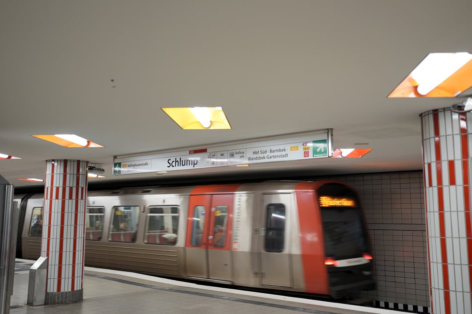 Eine U-Bahn verlässt den Bahnhof Schlump. Aktuell fahren hier keine Züge.