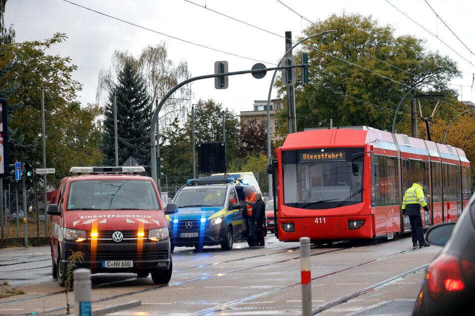 Straßenbahn erfasst Mercedes: Kreuzung in Chemnitz ist dicht