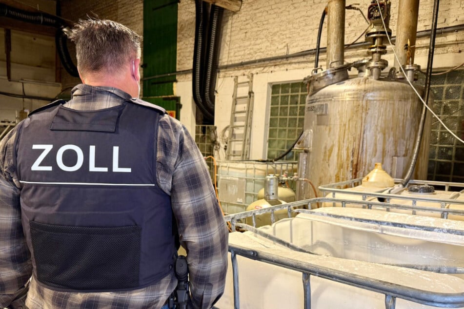 Neben mehreren Zollkräften waren auch Polizisten im Einsatz.
