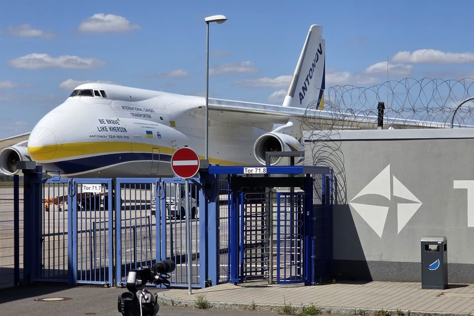 Dieser ukrainische Antonov-Frachtflieger war offenbar das Ziel der Drohnen-Attacke.