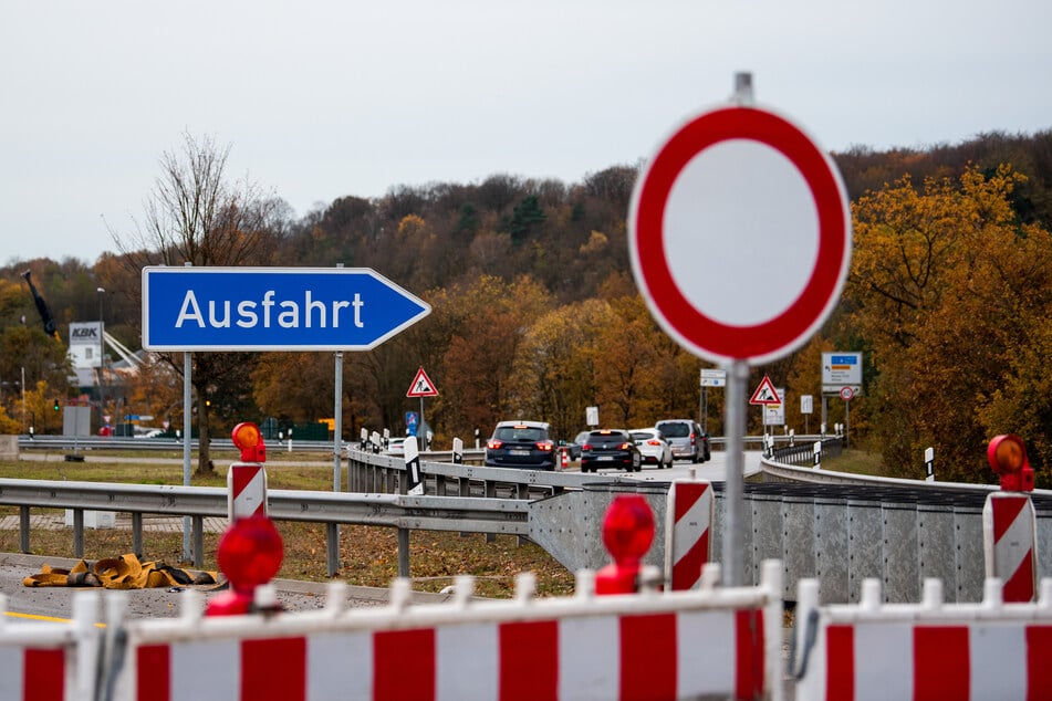 In einer Baustelle auf der A52 kam es am Donnerstagmittag zu einem folgenschweren Verkehrsunfall zweier Autos. (Symbolbild)