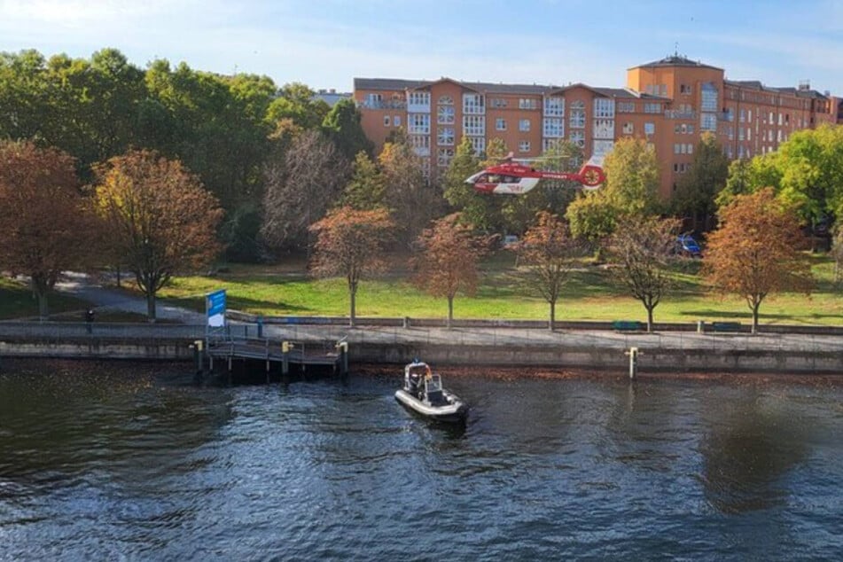 Die Berliner Feuerwehr hat am Freitag einen leblosen Menschen aus der Spree gerettet.