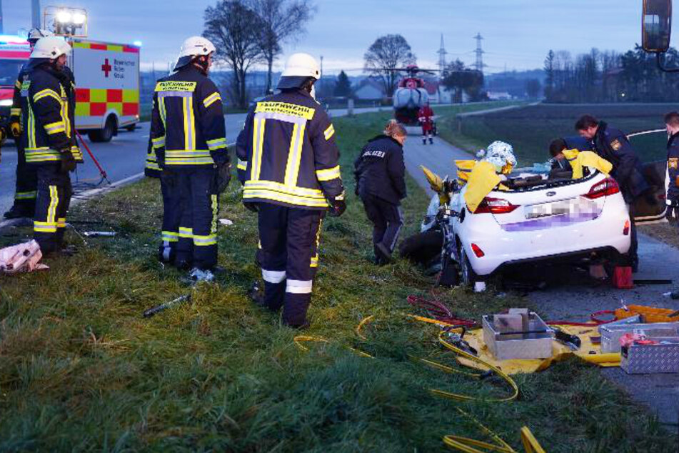 Auto kracht frontal in Lkw: Fahrer mit Heli in Klinik geflogen