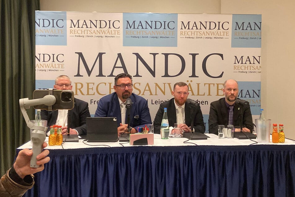 Die Anwälte Mike Thümmler (v.l.), Dubravko Mandic und Till Weckmüller verteidigen Kurt Hättasch, Martin Kohlmann und Jörg S. im Prozess.