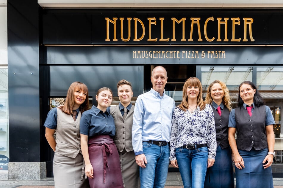 Inhaber Sven Schlegel und das Team des Nudelmacher-Restaurants.