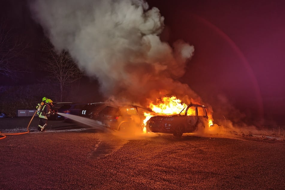 Die Feuerwehr konnte den Brand zwar schnell unter Kontrolle bringen, jedoch brannten zwei Autos komplett aus.