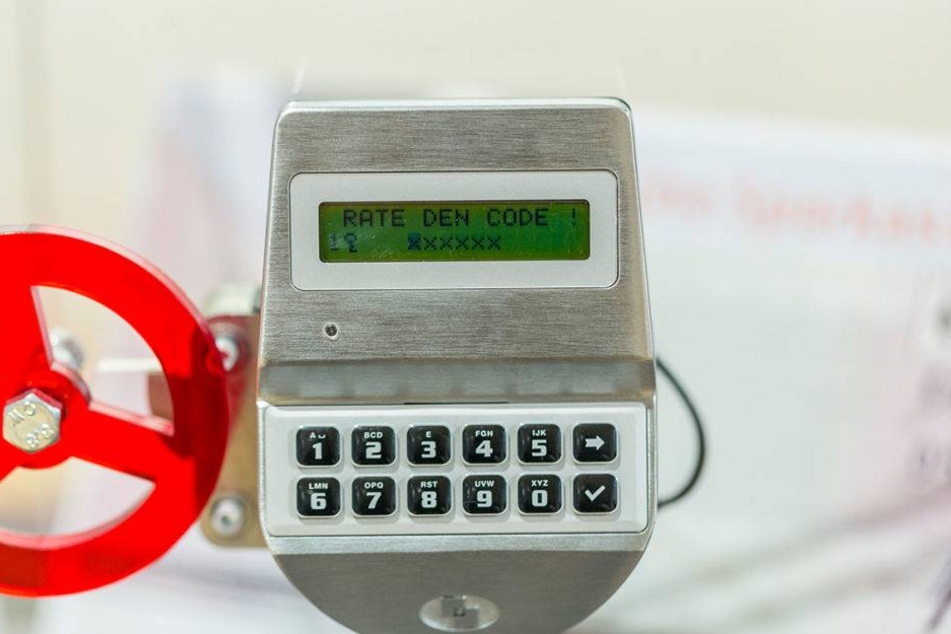 Du hast zwei Versuche deine sechsstelligen Codes einzugeben. Liegst Du richtig, erhältst Du die im Safe deponierten 1000€!
