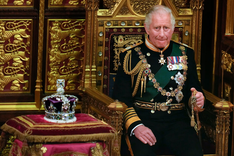 König Charles III. (74) setzt am 6. Mai die Edwardskrone auf. Das Bild zeigt den Monarch neben der Imperial State Crown.