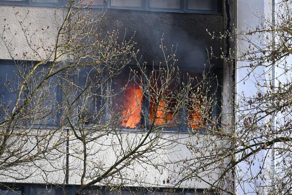 Als Einsatzkräfte vor Ort eintrafen, schlugen bereits Flammen aus dem Fenster der Wohnung an der Storkower Straße.