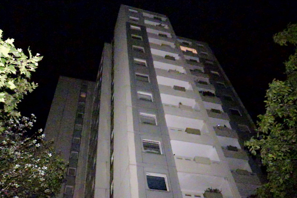 In einem Lüftungsschacht des Hochhauses in Haan bei Düsseldorf hatte in der Nacht zu Freitag Papier gebrannt. Die Polizei schloss vorsätzliche Brandstiftung nicht aus.