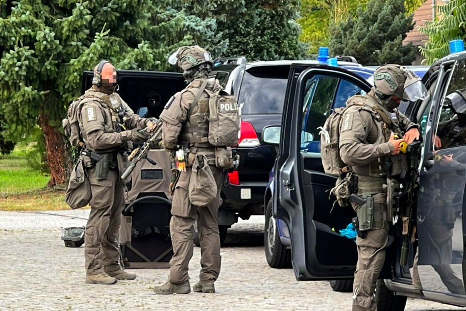 SEK-Kräfte waren im Neschwitzer Ortsteil Neudorf (Oberlausitz) im Einsatz.