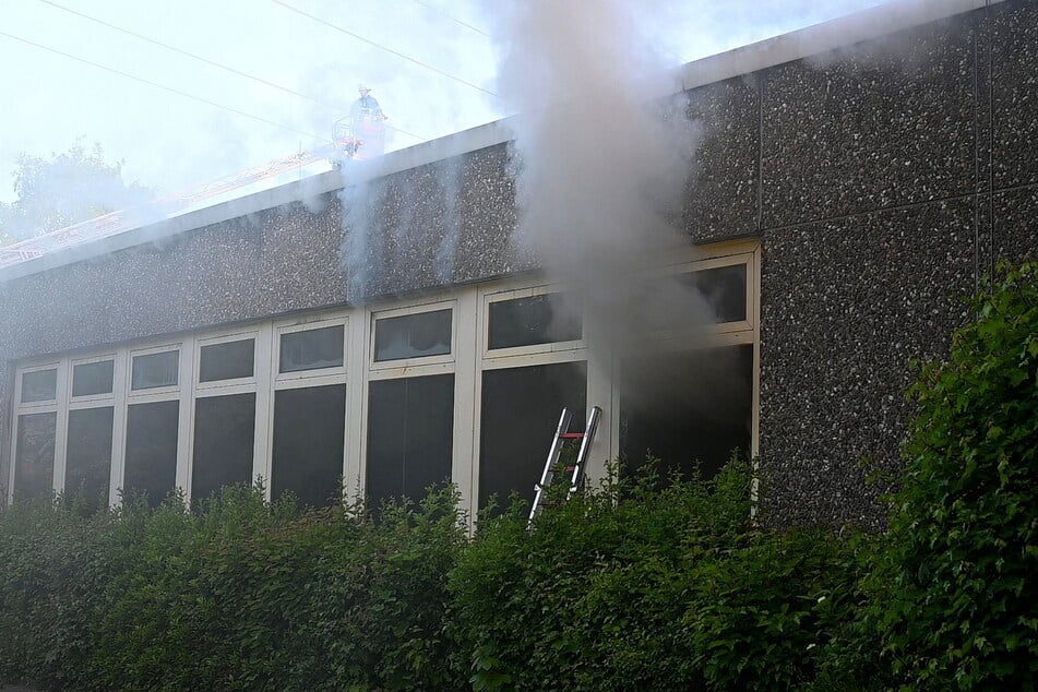 Dichter Rauch drang am Samstagmorgen aus einer Schulmensa in Farmsen-Berne.