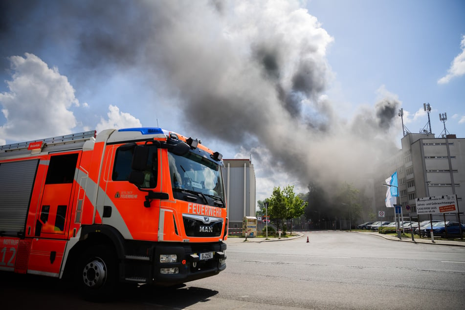 Berlin: Brand in Metallfirma in Berlin: Warnung vor giftiger Rauchwolke!