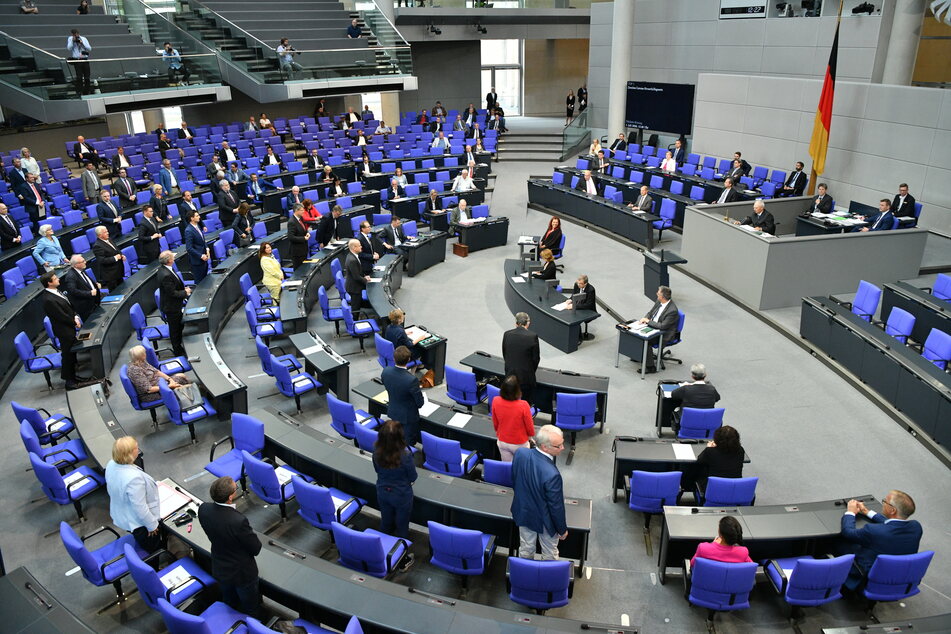 Abstimmung bei der Sondersitzung des Deutschen Bundestages zur geplanten Absenkung der Mehrwertsteuer ab dem 1. Juli.