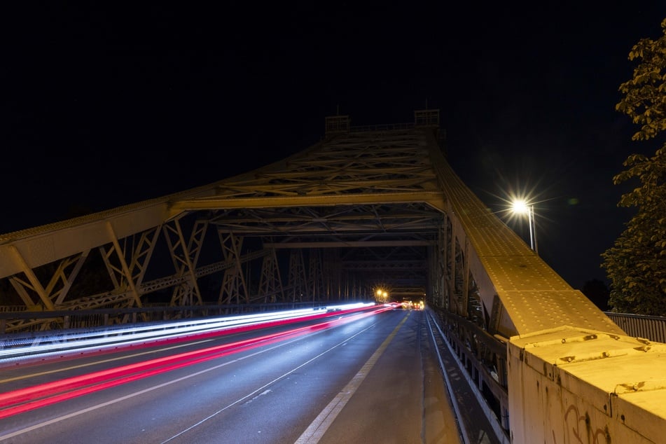 Licht kommt quasi nur von Autofahrern: So düster sieht die Brücke in der Nacht jetzt aus.