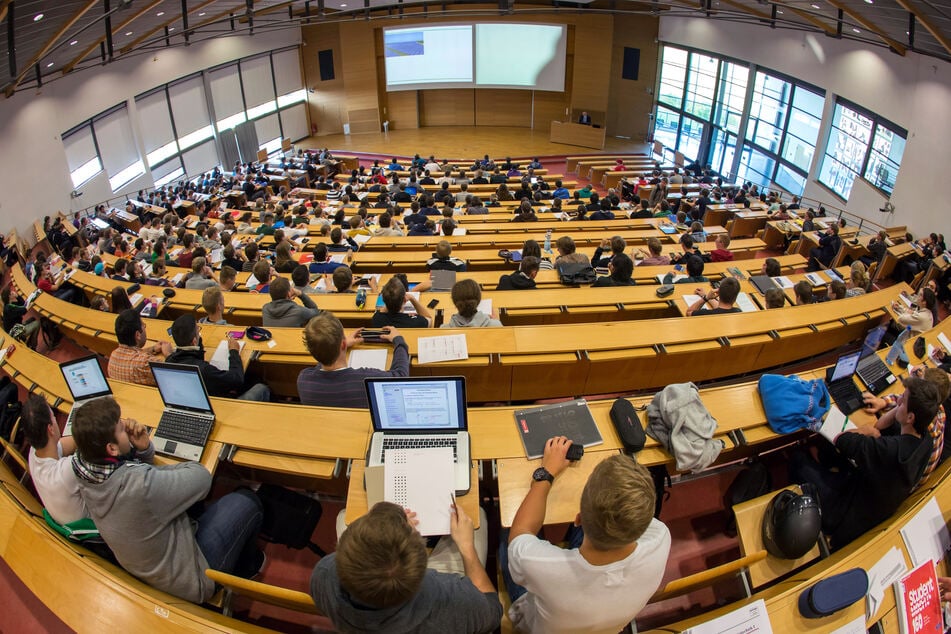 An der Technischen Universität Ilmenau liegt der Anteil ausländischer Studierender zum Semesterstart sogar bei 48 Prozent, wie ein Sprecher mitteilte. (Archivbild)