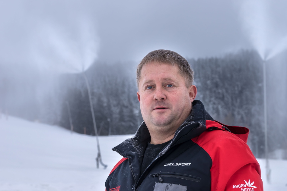 Schwebebahn-Chef Renè Lötzsch (51) hofft auf kälteres Wetter, damit er die Schneekanonen wieder anwerfen kann.
