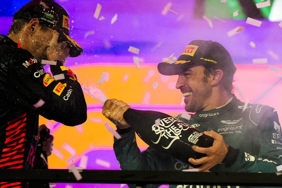 Bilder vom GP von Saudi-Arabien 2023: Sieger Sergio Pérez (34, l.) feiert mit dem Dritten Fernando Alonso (42, r.). Stand der Spanier zu Unrecht auf dem Treppchen?