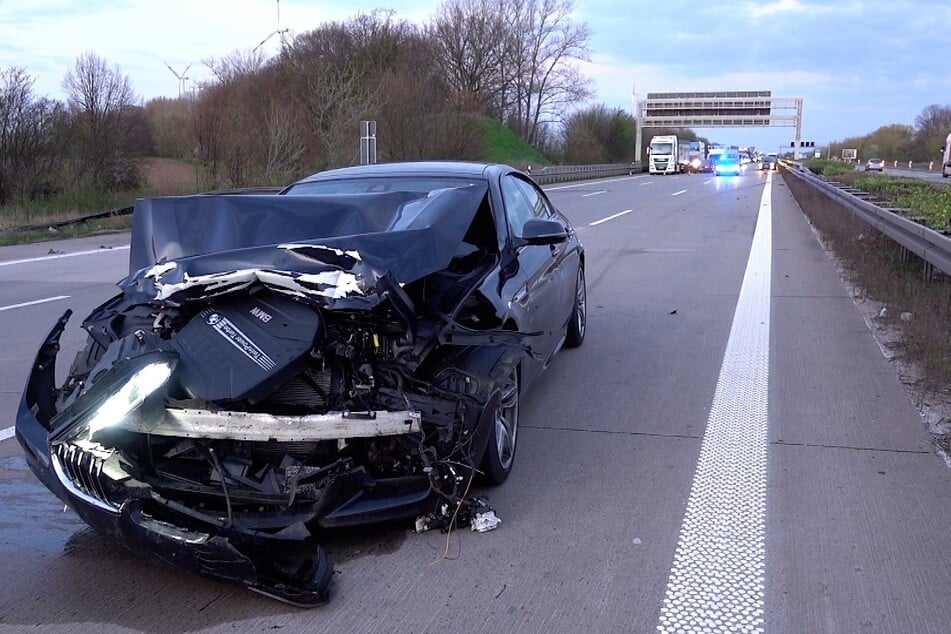 Dieser BMW war dem Spurwechsler aufgefahren und in die Leitplanke gekracht.