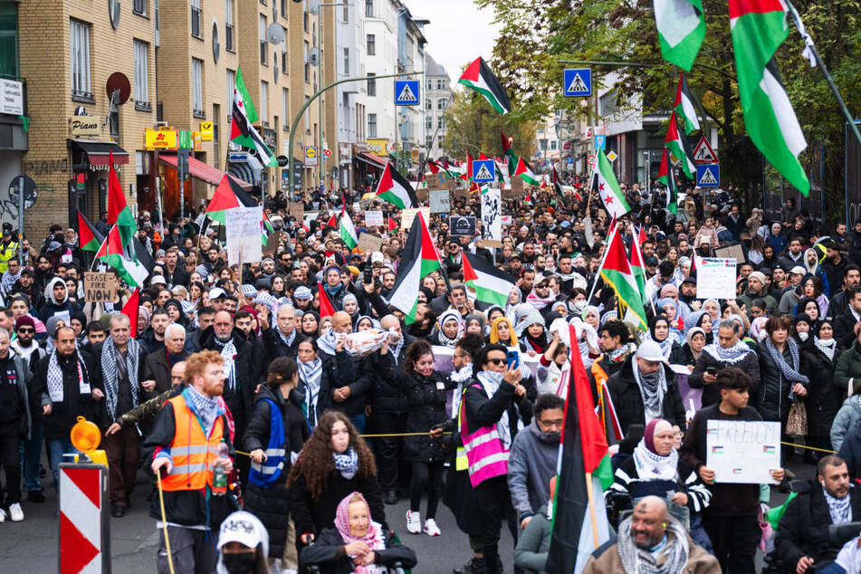 Berlin: Erneut Tausende Teilnehmer bei Pro-Palästina-Demo in Berlin: Polizei vor Ort