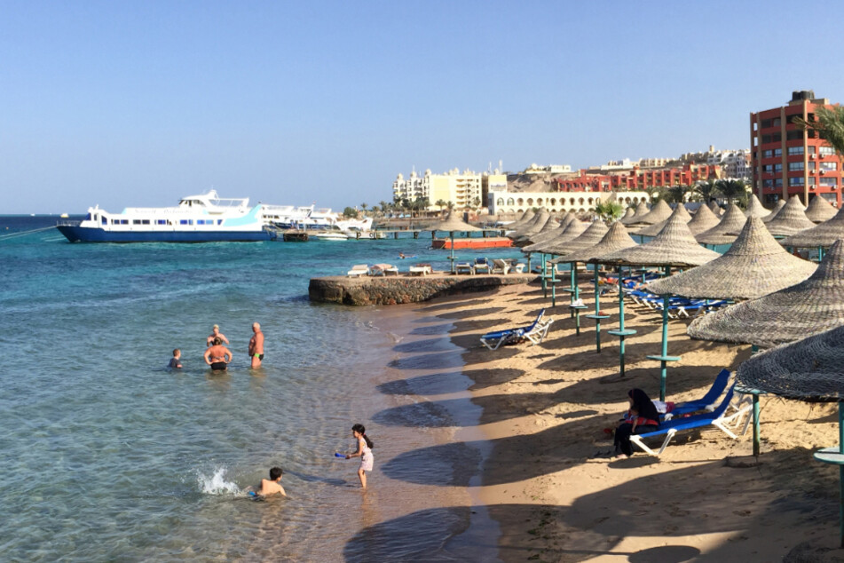 Urlauber am Strand von Hurghada.