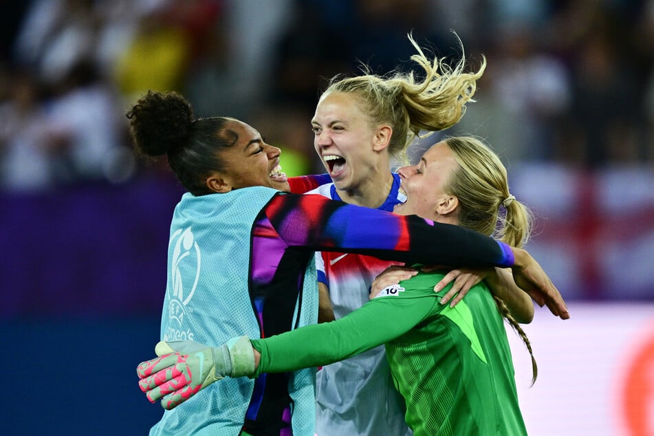 Englands Fußballerinnen haben ihren Traum von der erfolgreichen Titelverteidigung bei der EM in der Schweiz in einem dramatischen Elfmeter-Krimi am Leben erhalten.