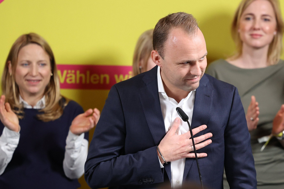 FDP-Spitzenkandidat Sebastian Czaja (39, M) steht auf der Bühne der FDP-Wahlparty.