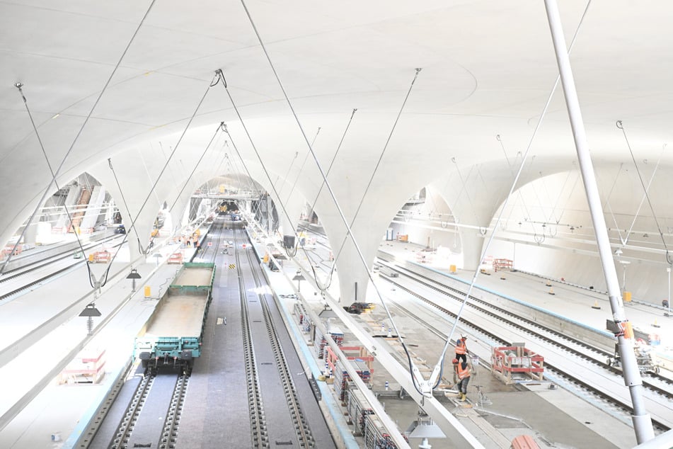 Die neue Bahnsteighalle macht was her, aber wann rollen hier wirklich endlich Züge durch?