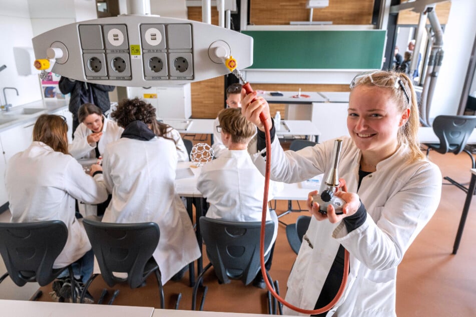 Die Gymnasiasten testeten bereits das neue Fachkabniett für Chemie.