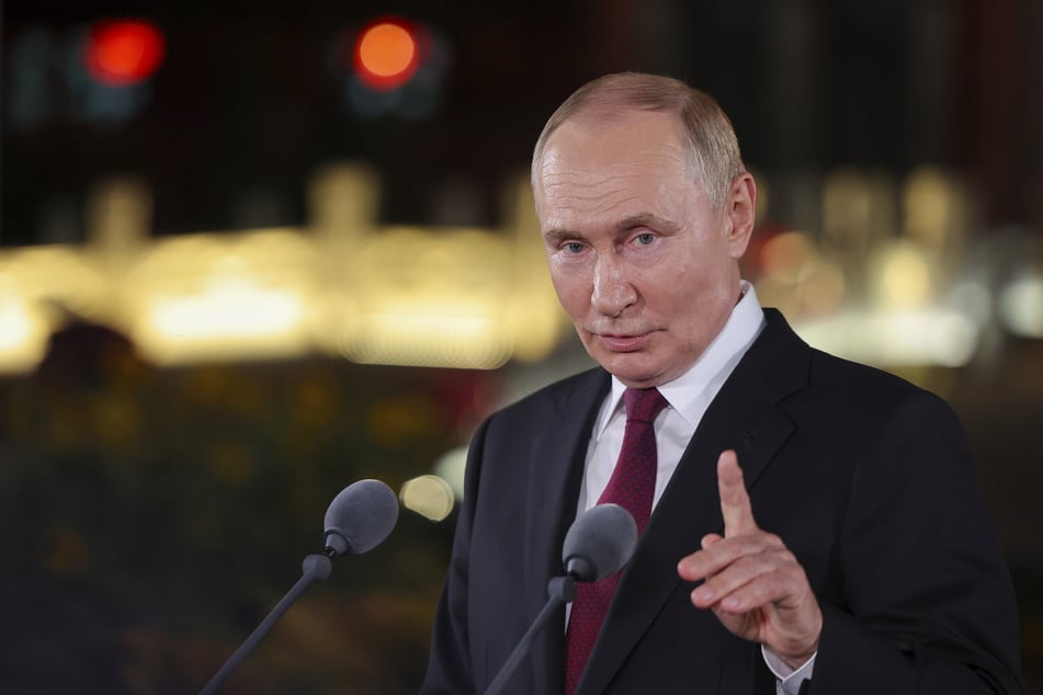 Der russische Präsident Wladimir Putin (72) spricht während einer Pressekonferenz am Ende seines China-Besuchs.
