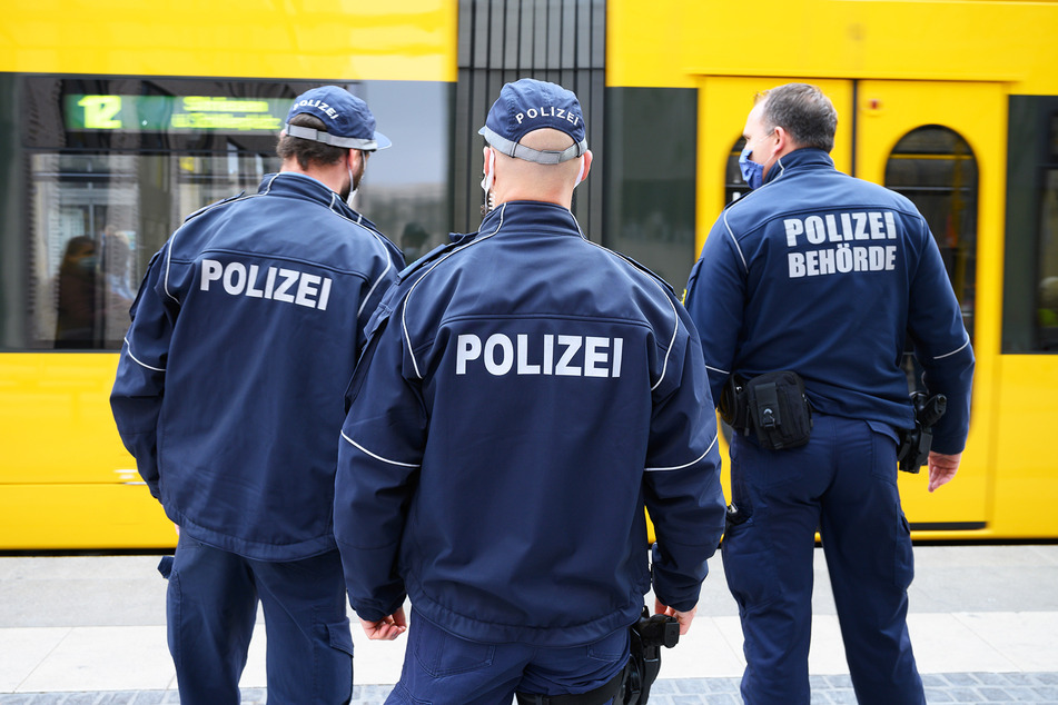 Polizisten stehen bei einer Kontrolle der Einhaltung der Maskenpflicht im öffentlichen Personennahverkehr an einer Haltestelle am Postplatz.