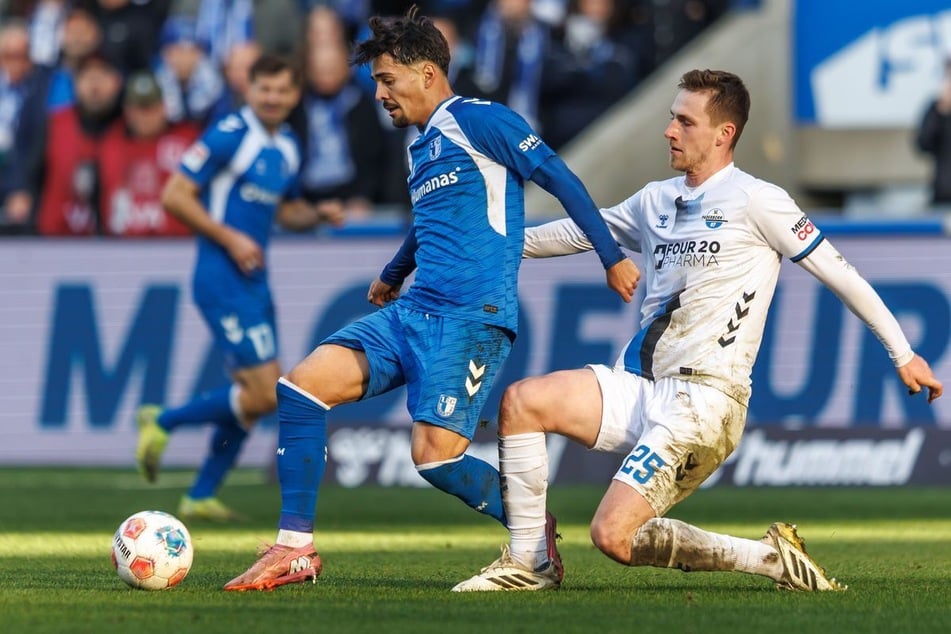 Tjark Scheller (SC Paderborn 07, r.) sorgte durch eine Grätsche fast für einen Handelfmeter.