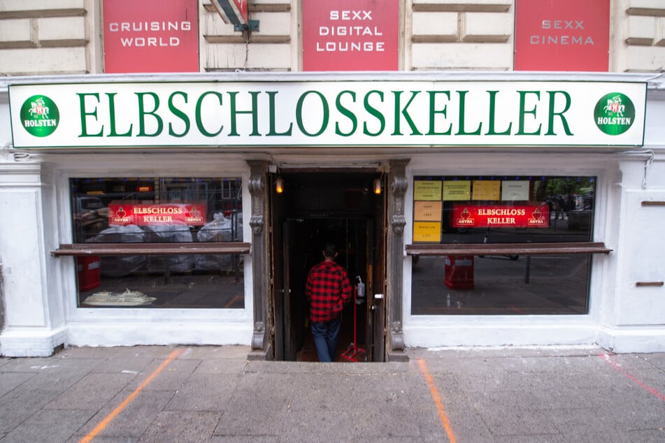 Daniel Schmidt (42) betreibt auf dem Hamburger Kiez den Elbschlosskeller, Deutschlands wohl härteste Kneipe.