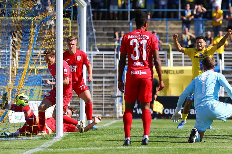 Leipzigs Theo Ogbidi (r. hinten) reißt die Arme nach oben, als Jeremy Postelt ins eigene Netz trifft.