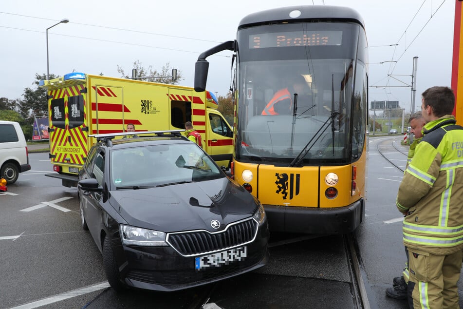 Am Mittwochmorgen krachte es am Elbepark zwischen einer Straßenbahn der Linie 9 und einem Skoda.