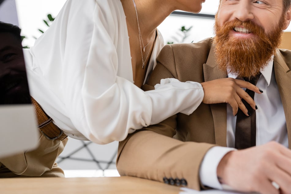 Ein Flirt unter Kollegen? Viele Deutsche sind dem nicht abgeneigt. (Symbolbild)