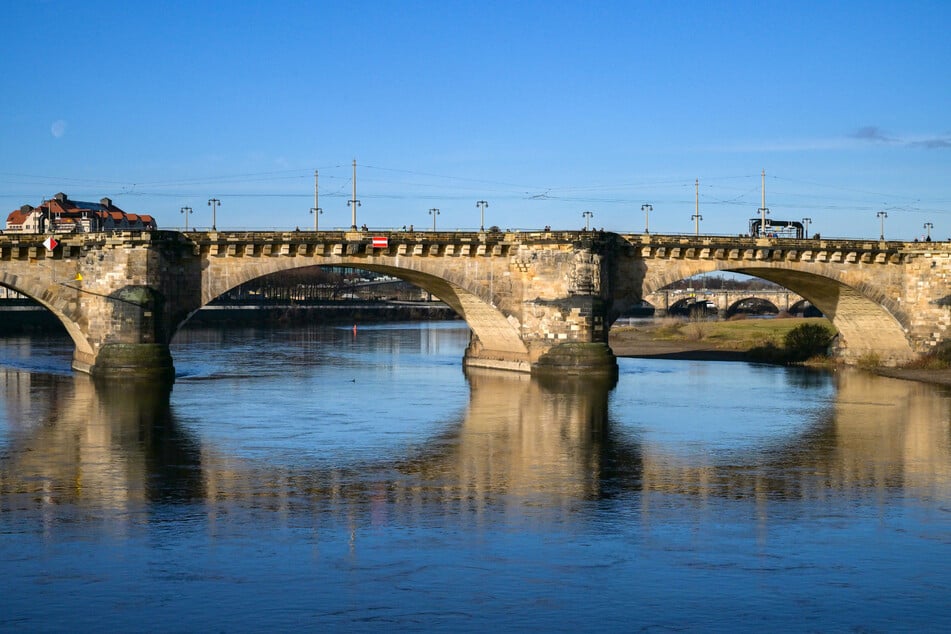 Die Augustusbrücke wurde Ziel einer Schmier-Attacke. (Archivbild)
