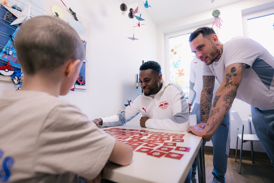 Profis wie David Raum (27, r.) und Ridle Baku (27) spielten mit den Kindern.