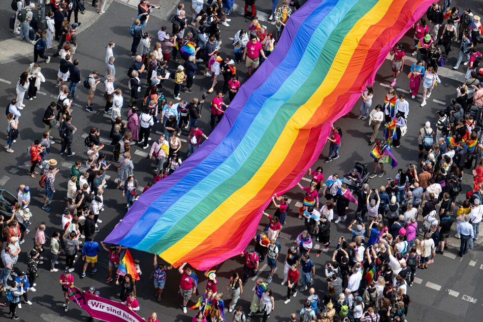 Die Regenbogenflagge zeigt, wie bunt die Hauptstadt ist. (Archivbild)